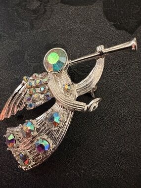 EISENBERG ICE ANGEL TRUMPET AURORA BOREALIS CRYSTAL BROOCH